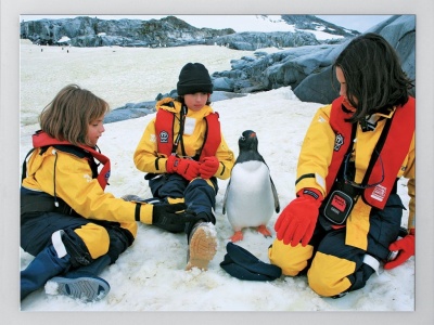As garotas Marininha, Laura e Tamara ao lado de um curioso pinguim-papua