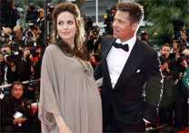 Angelina Jolie aparece com barrigo ao lado de Brad Pitt no tapete vermelho do Festival de Cannes, n